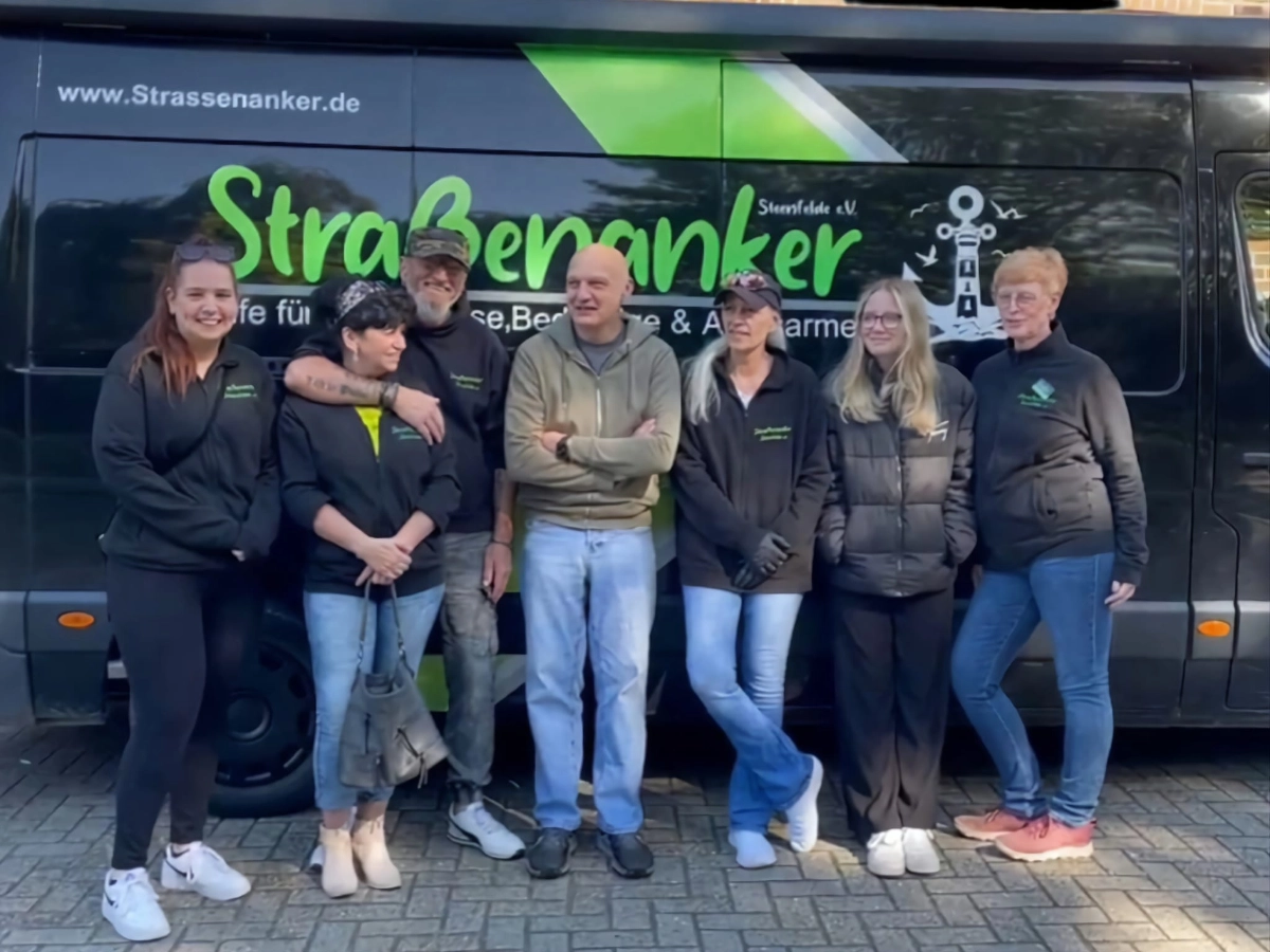 Aktive Mitglieder vor dem Vereinsfahrzeug