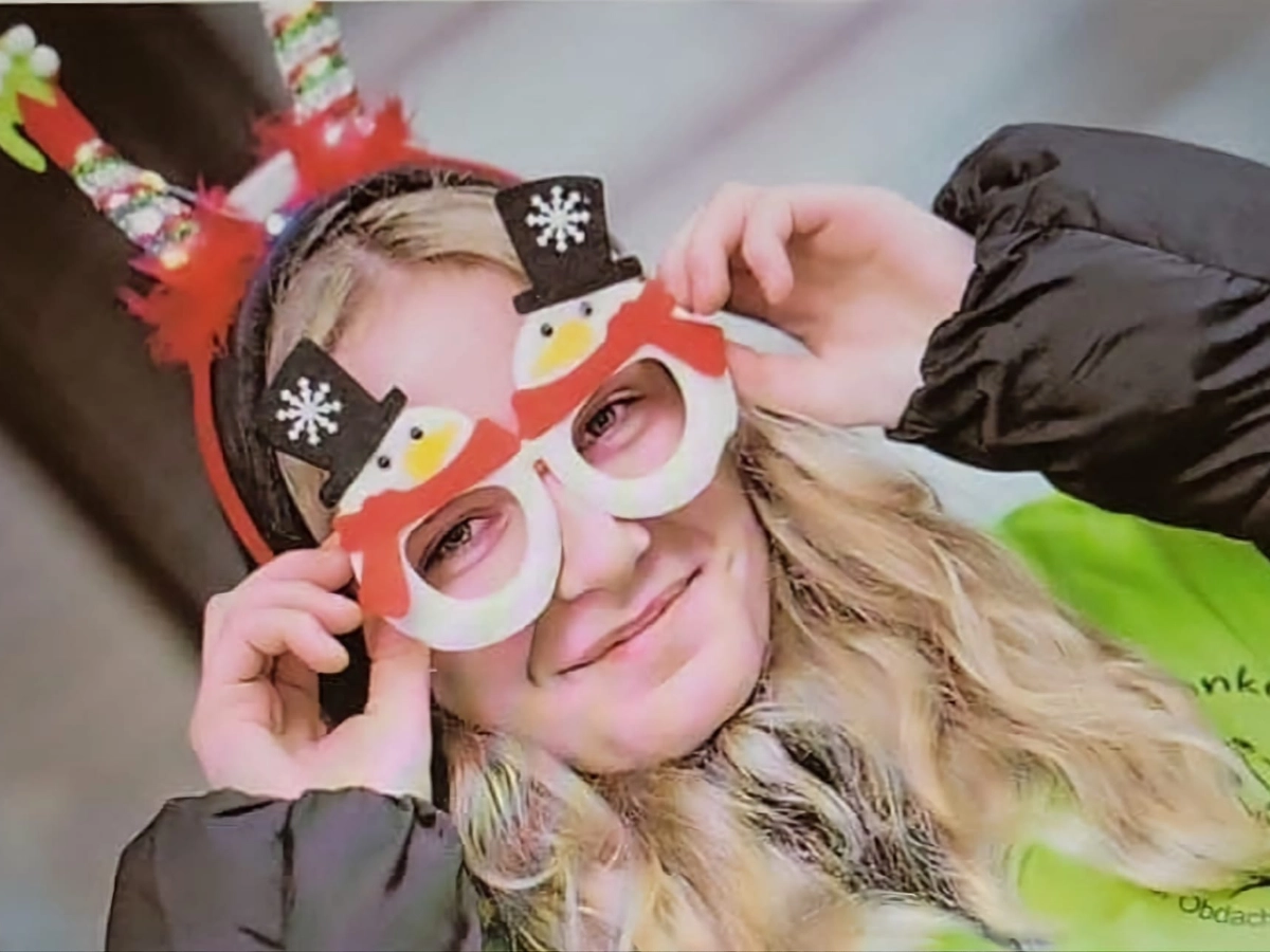 Marie-Cruz van Santen bei bei der Verteilaktion zur Weihnachtszeit.