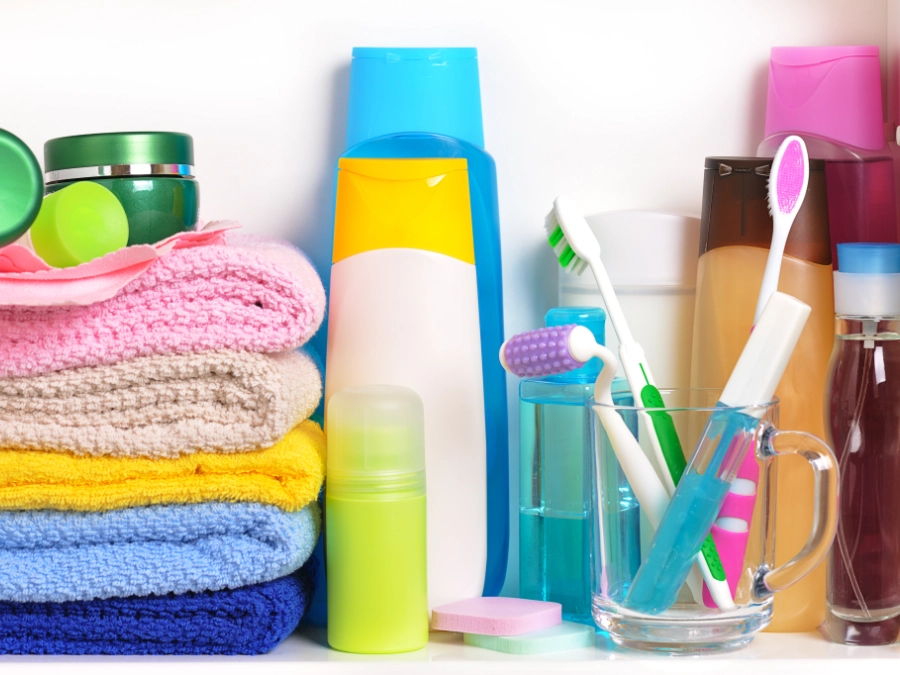 Sammlung von Hygieneartikeln in einem Badregal