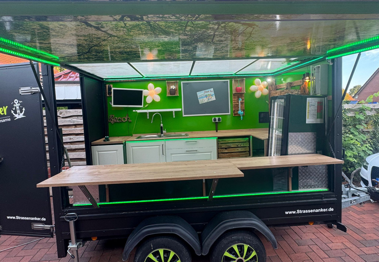 Die Arbeiten an unserem mobilen Anhänger schreiten voran. Am letzten Wochenende hat Michael mit dem Umbau und Innenausbau begonnen und bereits beeindruckende Fortschritte erzielt.