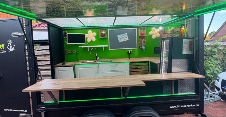 Die Arbeiten an unserem mobilen Anhänger schreiten voran. Am letzten Wochenende hat Michael mit dem Umbau und Innenausbau begonnen und bereits beeindruckende Fortschritte erzielt.