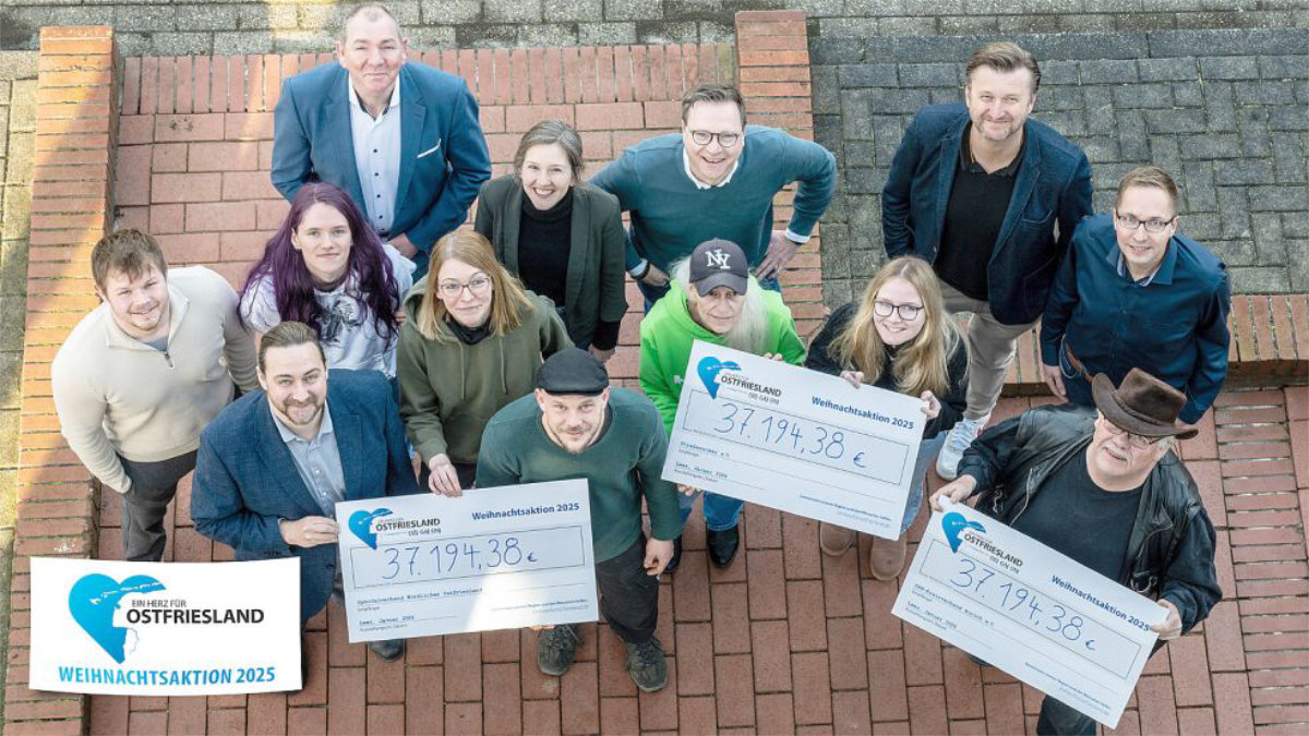 Die Scheckübergabe fand am 21. Januar im Verlagshaus in Leer statt. Das Foto zeigt (von links): Lasse Paulsen, Uwe Boden, Eva van Loh, Malte Mand, Julia Frobenius, Deike Terhorst, Andy Dannecker, Lars Reckermann, Ilona und Marie-Cruz van Santen, Stephan Schmidt, Henrik Zein und Ralf Veltjes. Foto: Klaus Ortgies