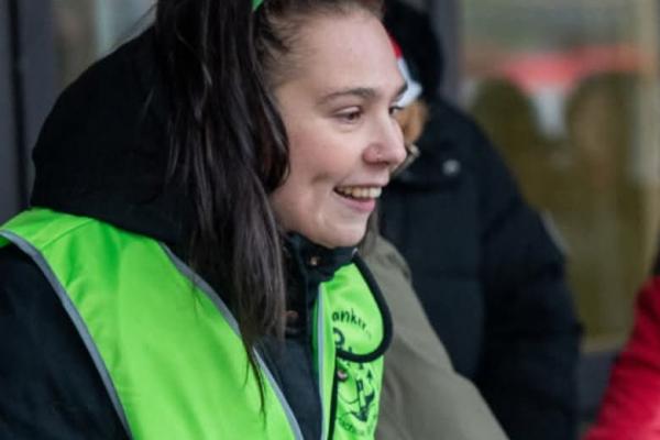 Claudia bei der Verteilaktion zur Weihnachtszeit. Foto: Klaus Ortgies (ZGO Zeitungsgruppe Ostfriesland GmbH)