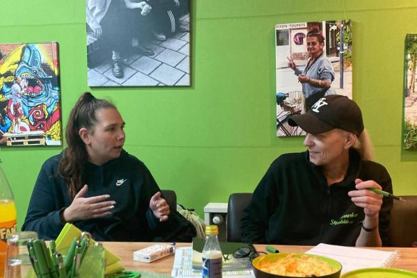 Ilona und Claudia bei der Planung