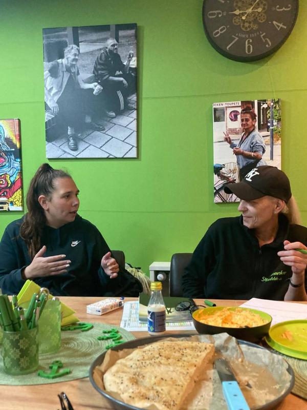 Ilona und Claudia bei der Planung