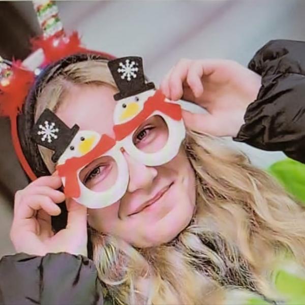 Marie-Cruz bei der Verteilaktion zur Weihnachtszeit. Foto: Klaus Ortgies (ZGO Zeitungsgruppe Ostfriesland GmbH)