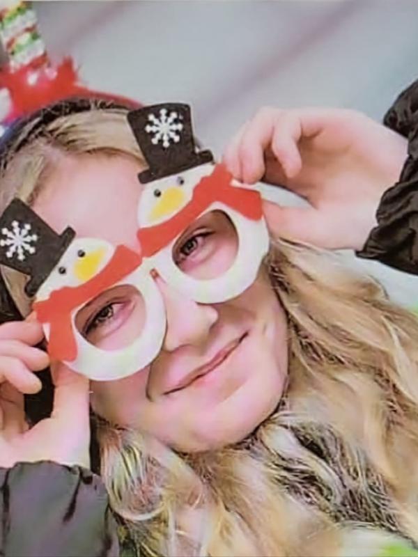 Marie-Cruz bei der Verteilaktion zur Weihnachtszeit. Foto: Klaus Ortgies (ZGO Zeitungsgruppe Ostfriesland GmbH)