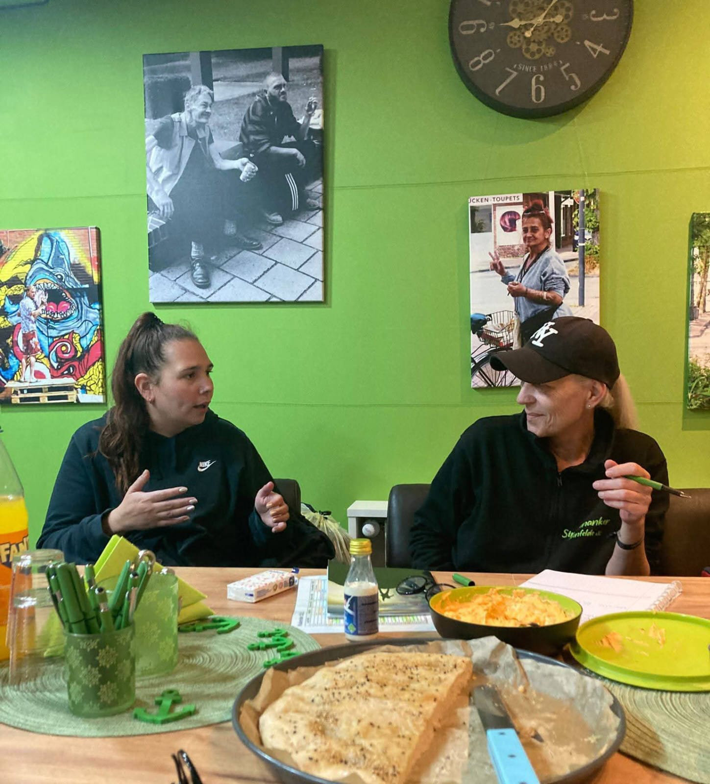 Ilona und Claudia bei der Planung