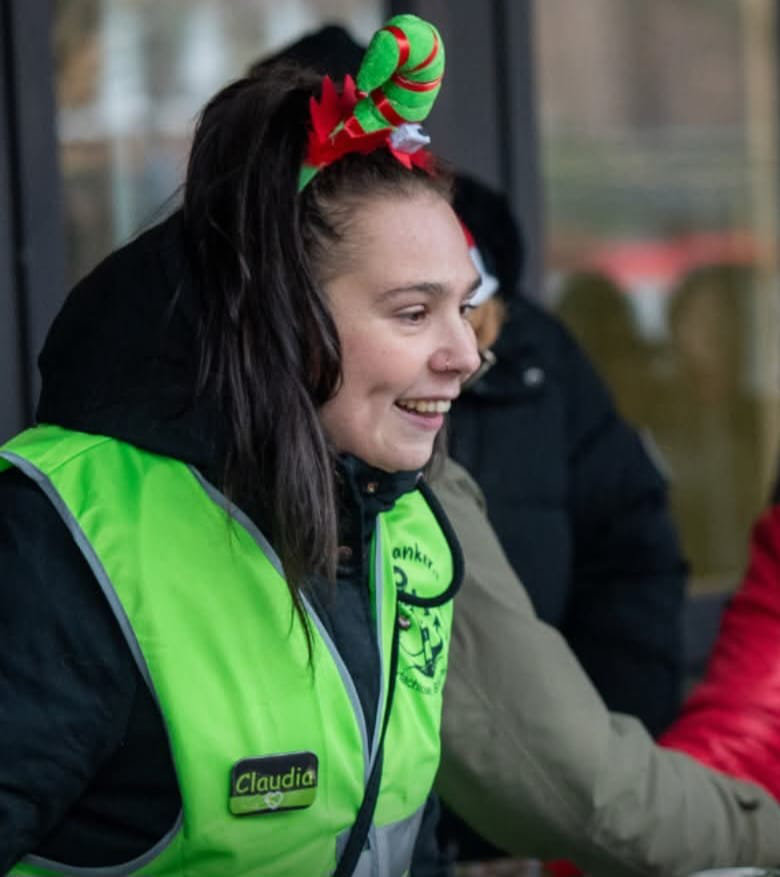 Claudia bei der Verteilaktion zur Weihnachtszeit. Foto: Klaus Ortgies (ZGO Zeitungsgruppe Ostfriesland GmbH)